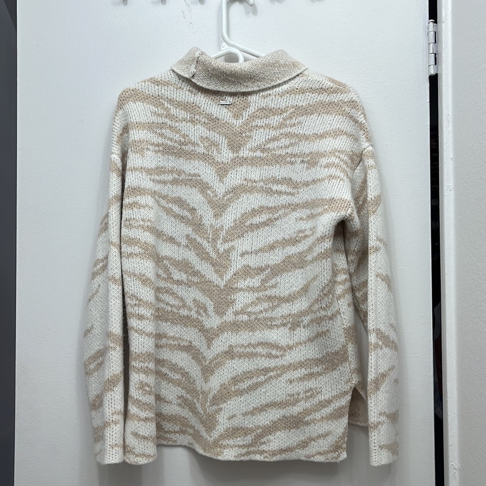 DKNY Sweater Sz S - Picture 3 of 4